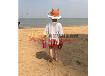 小朋友手拿公司產(chǎn)品